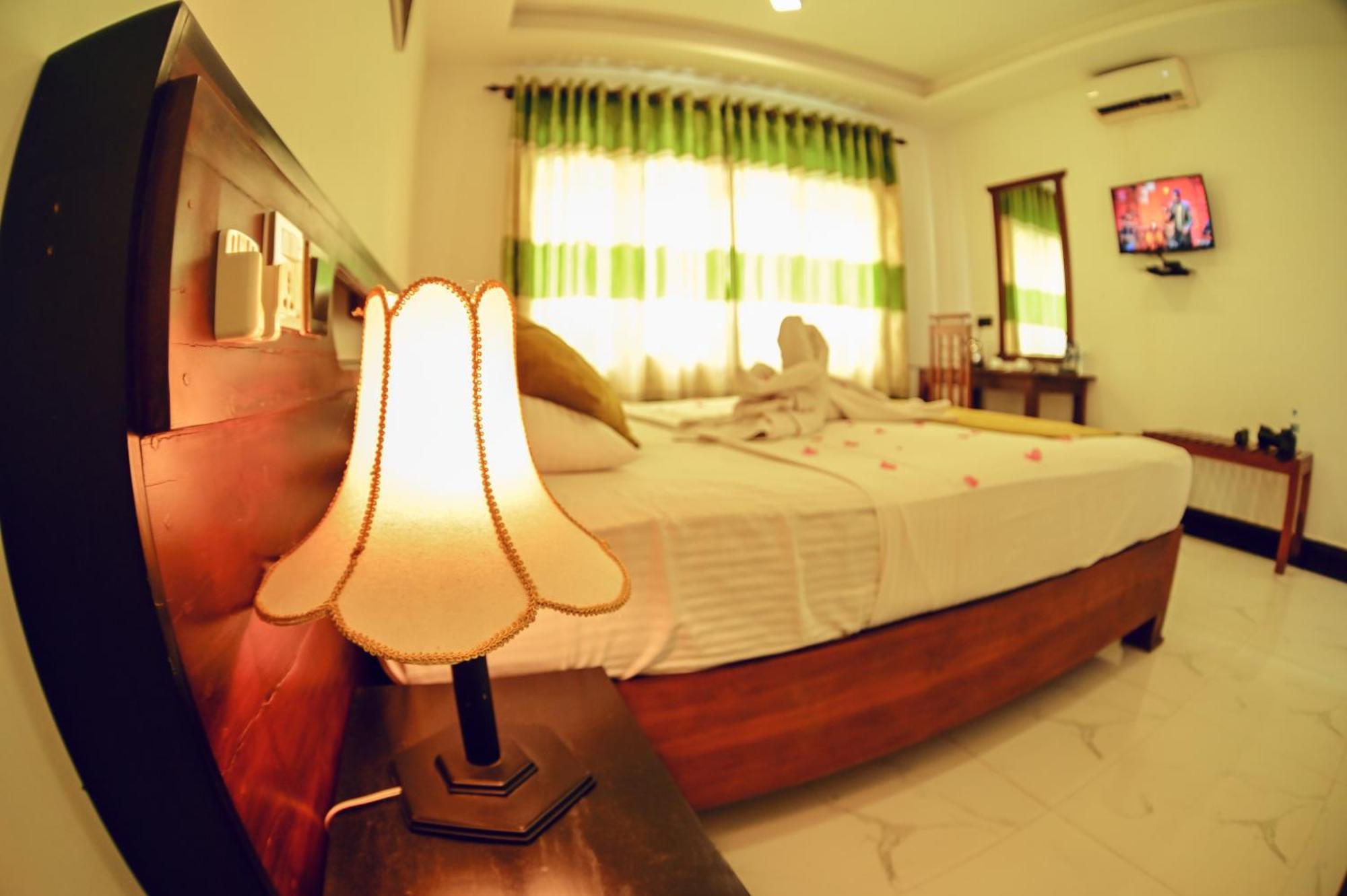 Hotel Golden Ray Dambulla Esterno foto